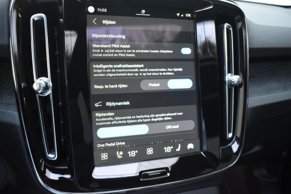 Volvo XC40 Single Motor Extended Range Ultimate 82 kWh / Adaptieve cruise control / Elektrische achterklep / Stoel - en stuurwielverwarming / Elektrisch verstelbare voorstoelen met geheugen / Extra getint glas / 360 Camera / Harman Kardon /