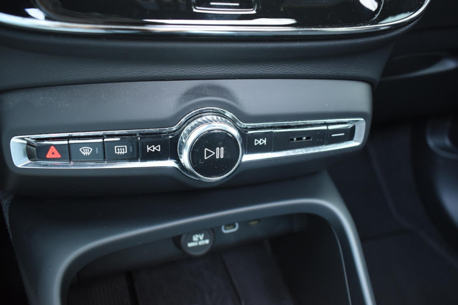Volvo XC40 Single Motor Extended Range Ultimate 82 kWh / Adaptieve cruise control / Elektrische achterklep / Stoel - en stuurwielverwarming / Elektrisch verstelbare voorstoelen met geheugen / Extra getint glas / 360 Camera / Harman Kardon /