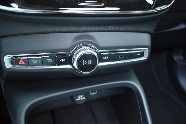 Volvo XC40 Single Motor Extended Range Ultimate 82 kWh / Adaptieve cruise control / Elektrische achterklep / Stoel - en stuurwielverwarming / Elektrisch verstelbare voorstoelen met geheugen / Extra getint glas / 360 Camera / Harman Kardon /