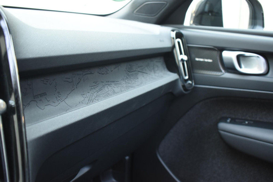 Volvo XC40 Single Motor Extended Range Ultimate 82 kWh / Adaptieve cruise control / Elektrische achterklep / Stoel - en stuurwielverwarming / Elektrisch verstelbare voorstoelen met geheugen / Extra getint glas / 360 Camera / Harman Kardon /