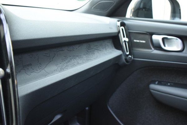 Volvo XC40 Single Motor Extended Range Ultimate 82 kWh / Adaptieve cruise control / Elektrische achterklep / Stoel - en stuurwielverwarming / Elektrisch verstelbare voorstoelen met geheugen / Extra getint glas / 360 Camera / Harman Kardon /
