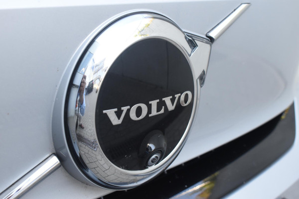 Volvo XC40 Single Motor Extended Range Ultimate 82 kWh / Adaptieve cruise control / Elektrische achterklep / Stoel - en stuurwielverwarming / Elektrisch verstelbare voorstoelen met geheugen / Extra getint glas / 360 Camera / Harman Kardon /