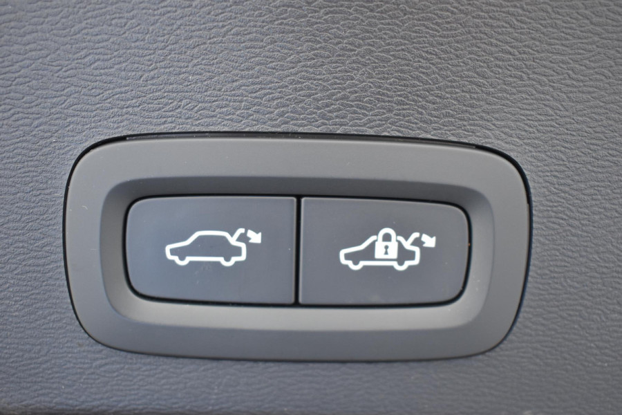 Volvo XC40 Single Motor Extended Range Ultimate 82 kWh / Adaptieve cruise control / Elektrische achterklep / Stoel - en stuurwielverwarming / Elektrisch verstelbare voorstoelen met geheugen / Extra getint glas / 360 Camera / Harman Kardon /