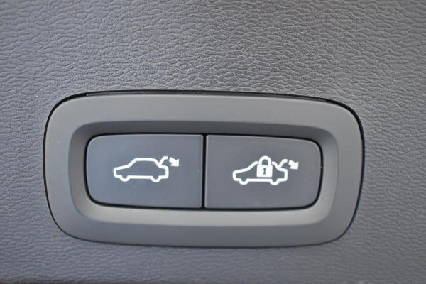 Volvo XC40 Single Motor Extended Range Ultimate 82 kWh / Adaptieve cruise control / Elektrische achterklep / Stoel - en stuurwielverwarming / Elektrisch verstelbare voorstoelen met geheugen / Extra getint glas / 360 Camera / Harman Kardon /