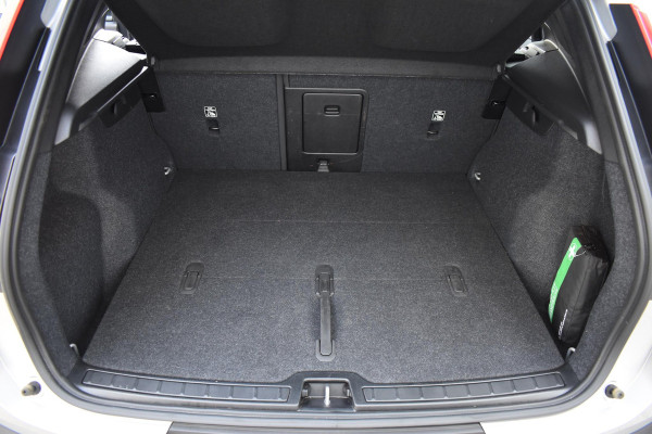 Volvo XC40 Single Motor Extended Range Ultimate 82 kWh / Adaptieve cruise control / Elektrische achterklep / Stoel - en stuurwielverwarming / Elektrisch verstelbare voorstoelen met geheugen / Extra getint glas / 360 Camera / Harman Kardon /