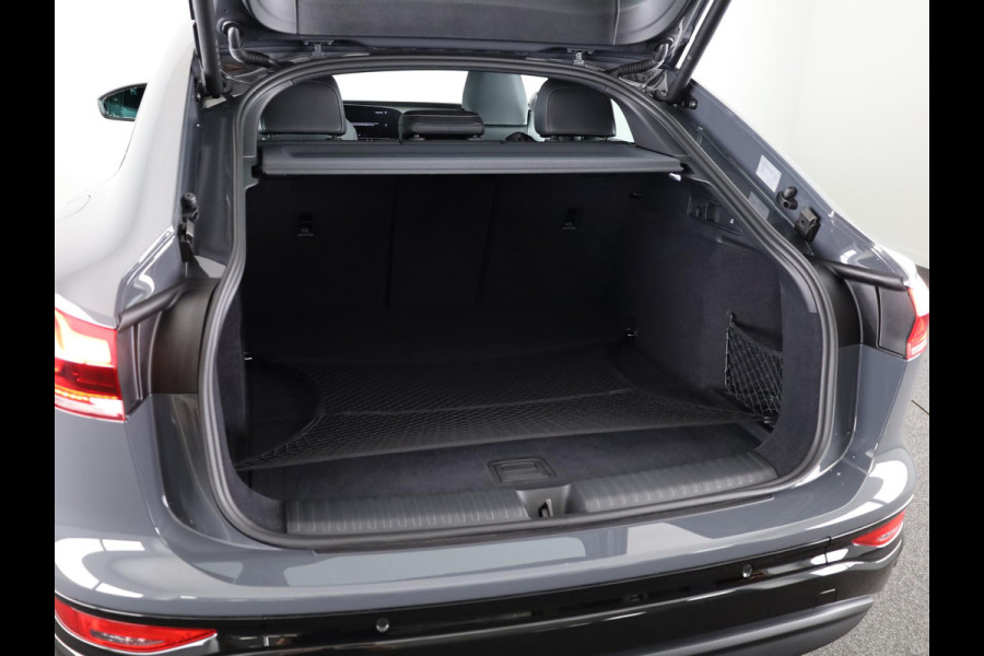 Audi Q6 Sportback e-tron Advanced edition 83 kWh 252 pk | Private lease vanaf € 998,- per maand | Verlengde garantie | Navigatie | Warmtepomp | Panoramadak | Parkeersensoren (Park assist) | Rondomzicht camera | Stoelverwarming v/a |