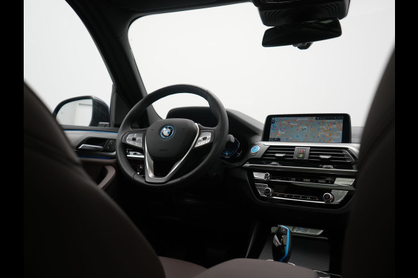 BMW iX3 High Executive 80 kWh 286pk Dealer O.H | SOH 95,5% | | Panodak | Head Up | Adaptive Cruise | 360 Camera | Harman / Kardon | Lederen Sportstoelen Memory & Verwarmd | Keyless | Apple Carplay | Blis | Sfeerverlichting | DAB | Navigatie | 20"L.M |