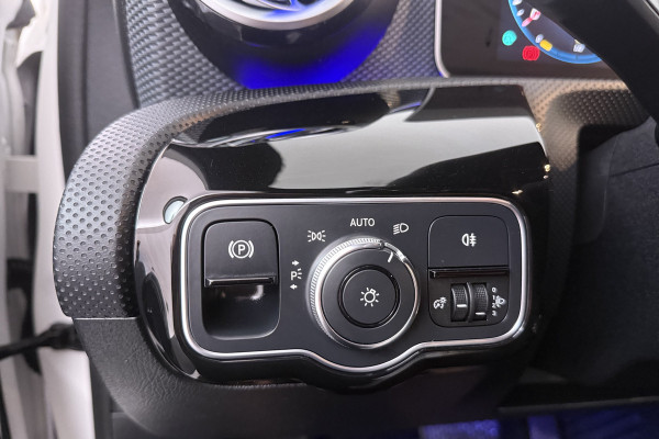 Mercedes-Benz A-Klasse 220 Advantage (SFEERVERLICHTING, STOELVERWARMING, ACHTERUITRIJCAMERA)