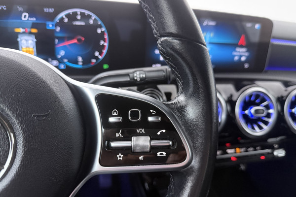 Mercedes-Benz A-Klasse 220 Advantage (SFEERVERLICHTING, STOELVERWARMING, ACHTERUITRIJCAMERA)