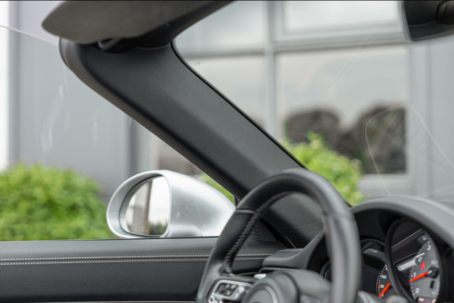 Porsche 911 3.0 Targa 4 GTS / NL-Auto / Approved garantie 06-2029 / Sportuitlaat / Navigatie / Bose
