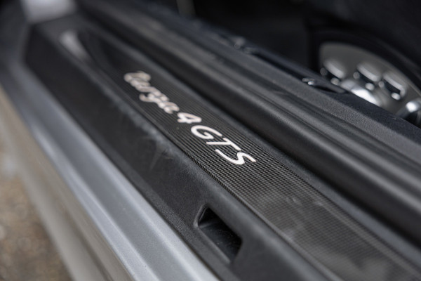 Porsche 911 3.0 Targa 4 GTS / NL-Auto / Approved garantie 06-2029 / Sportuitlaat / Navigatie / Bose
