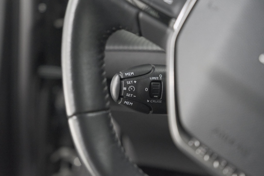 Peugeot 2008 PureTech 130 Allure | Camera | Stoelverwarming | Apple Carplay | Parkeersensoren voor + Achter