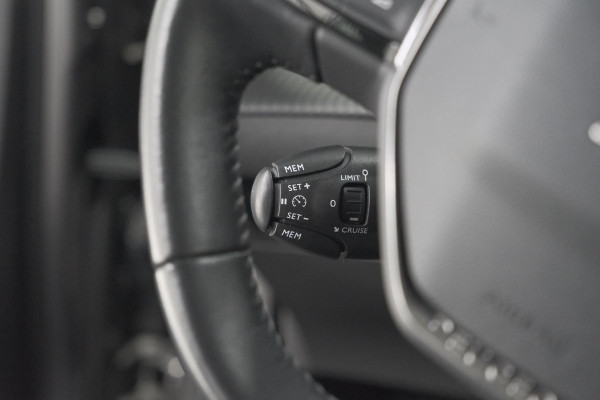 Peugeot 2008 PureTech 130 Allure | Camera | Stoelverwarming | Apple Carplay | Parkeersensoren voor + Achter