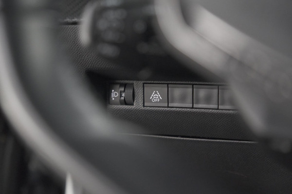 Peugeot 2008 PureTech 130 Allure | Camera | Stoelverwarming | Apple Carplay | Parkeersensoren voor + Achter