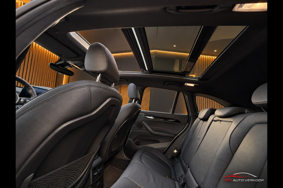 BMW X1 SDrive20i VDL Nedcar Edition M-Pakket_Pano_Trekh