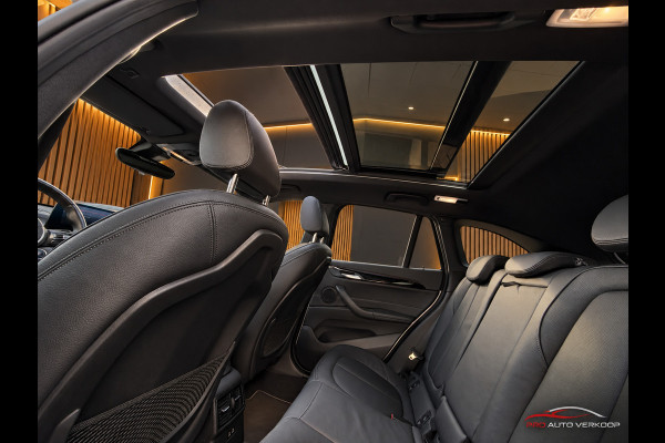 BMW X1 SDrive20i VDL Nedcar Edition M-Pakket_Pano_Trekh