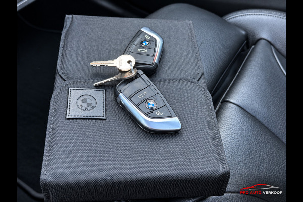 BMW X1 SDrive20i VDL Nedcar Edition M-Pakket_Pano_Trekh