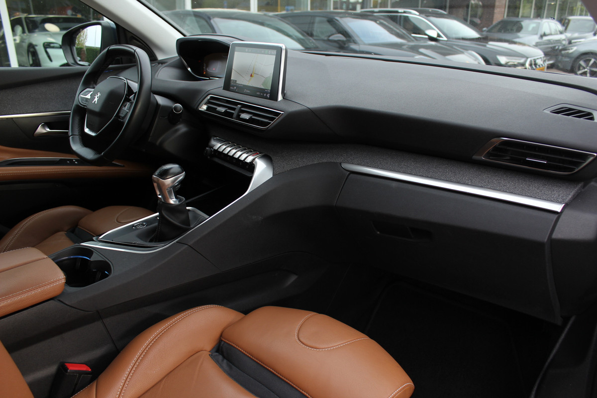 Peugeot 5008 1.2 PureTech Blue Lease Premium 7p. / 1e Eign. / Camera / Leder / CarPlay / 19'' / Elektr. best.stoel / Stoelverwarming / DAB / Cruise Control