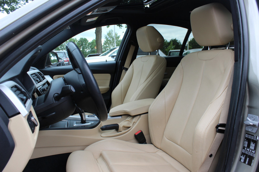 BMW 3-serie 320i Corporate Lease High Executive / Trekhaak / Schuifdak / Leder / Navigatie / Parkeerhulp V+A / 18'' / Getint glas / Stoelverwarming / Cruise Control