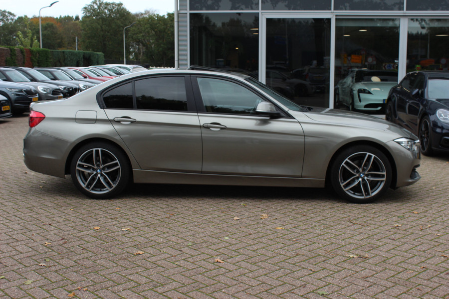 BMW 3-serie 320i Corporate Lease High Executive / Trekhaak / Schuifdak / Leder / Navigatie / Parkeerhulp V+A / 18'' / Getint glas / Stoelverwarming / Cruise Control