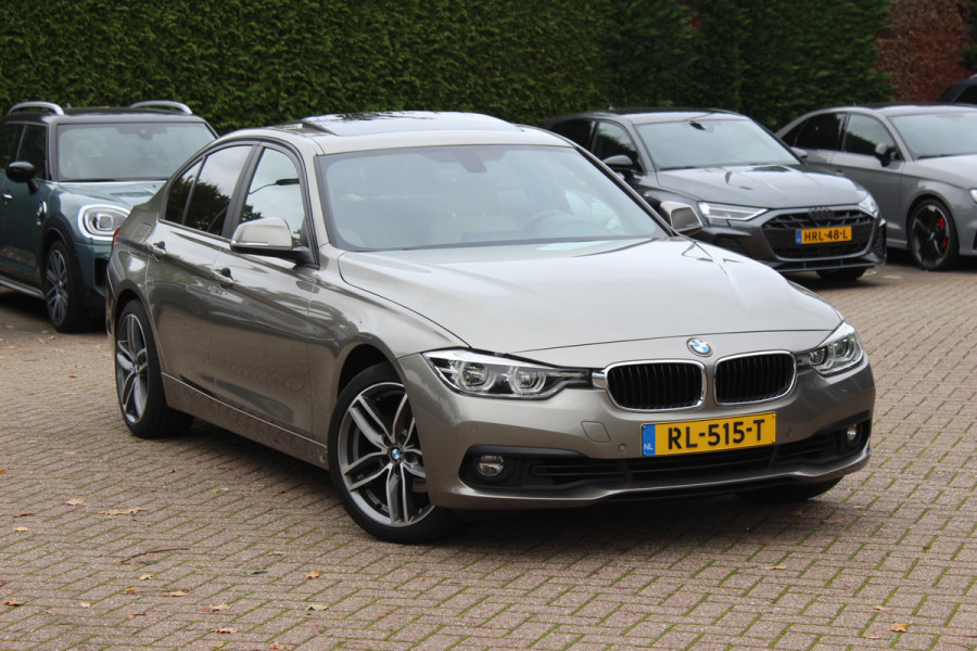 BMW 3-serie 320i Corporate Lease High Executive / Trekhaak / Schuifdak / Leder / Navigatie / Parkeerhulp V+A / 18'' / Getint glas / Stoelverwarming / Cruise Control
