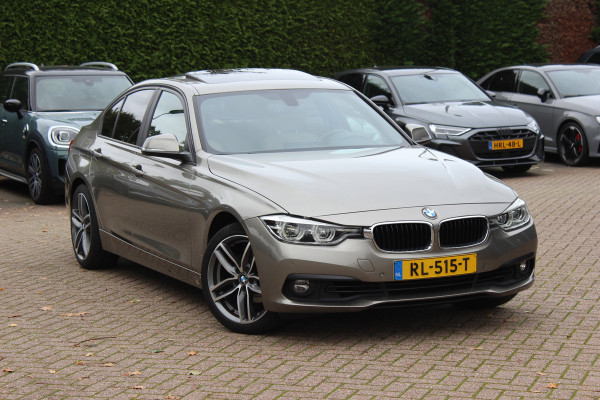 BMW 3-serie 320i Corporate Lease High Executive / Trekhaak / Schuifdak / Leder / Navigatie / Parkeerhulp V+A / 18'' / Getint glas / Stoelverwarming / Cruise Control