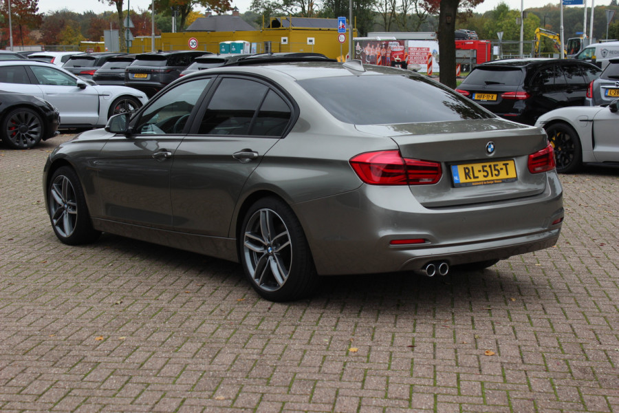 BMW 3-serie 320i Corporate Lease High Executive / Trekhaak / Schuifdak / Leder / Navigatie / Parkeerhulp V+A / 18'' / Getint glas / Stoelverwarming / Cruise Control