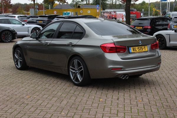 BMW 3-serie 320i Corporate Lease High Executive / Trekhaak / Schuifdak / Leder / Navigatie / Parkeerhulp V+A / 18'' / Getint glas / Stoelverwarming / Cruise Control