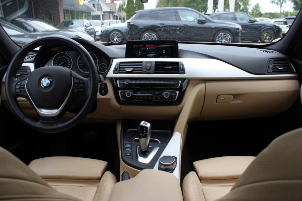 BMW 3-serie 320i Corporate Lease High Executive / Trekhaak / Schuifdak / Leder / Navigatie / Parkeerhulp V+A / 18'' / Getint glas / Stoelverwarming / Cruise Control