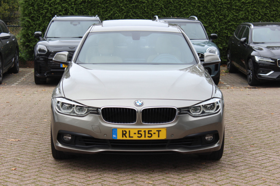 BMW 3-serie 320i Corporate Lease High Executive / Trekhaak / Schuifdak / Leder / Navigatie / Parkeerhulp V+A / 18'' / Getint glas / Stoelverwarming / Cruise Control