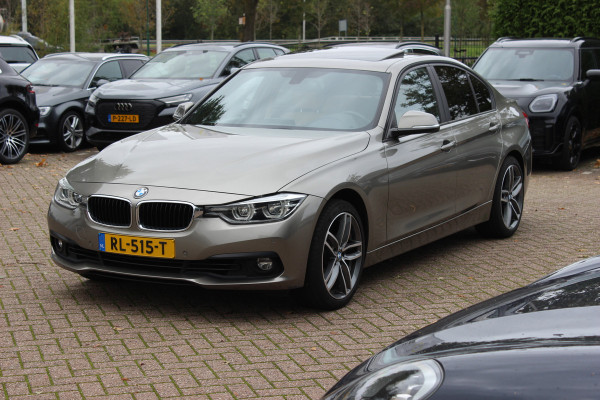 BMW 3-serie 320i Corporate Lease High Executive / Trekhaak / Schuifdak / Leder / Navigatie / Parkeerhulp V+A / 18'' / Getint glas / Stoelverwarming / Cruise Control