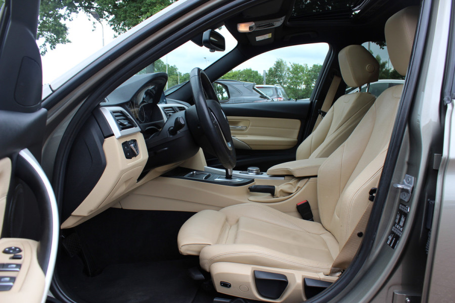 BMW 3-serie 320i Corporate Lease High Executive / Trekhaak / Schuifdak / Leder / Navigatie / Parkeerhulp V+A / 18'' / Getint glas / Stoelverwarming / Cruise Control
