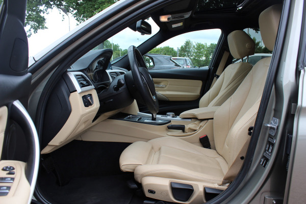 BMW 3-serie 320i Corporate Lease High Executive / Trekhaak / Schuifdak / Leder / Navigatie / Parkeerhulp V+A / 18'' / Getint glas / Stoelverwarming / Cruise Control