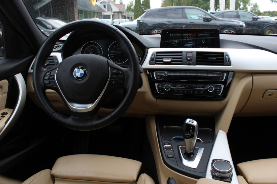 BMW 3-serie 320i Corporate Lease High Executive / Trekhaak / Schuifdak / Leder / Navigatie / Parkeerhulp V+A / 18'' / Getint glas / Stoelverwarming / Cruise Control