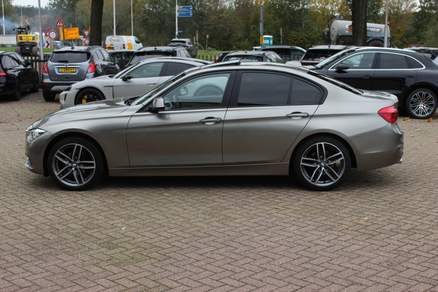 BMW 3-serie 320i Corporate Lease High Executive / Trekhaak / Schuifdak / Leder / Navigatie / Parkeerhulp V+A / 18'' / Getint glas / Stoelverwarming / Cruise Control