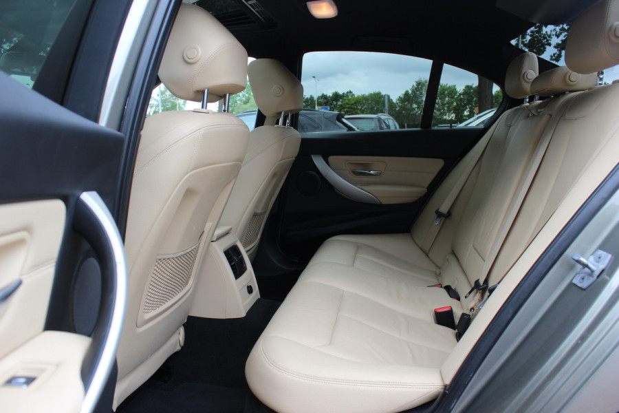 BMW 3-serie 320i Corporate Lease High Executive / Trekhaak / Schuifdak / Leder / Navigatie / Parkeerhulp V+A / 18'' / Getint glas / Stoelverwarming / Cruise Control