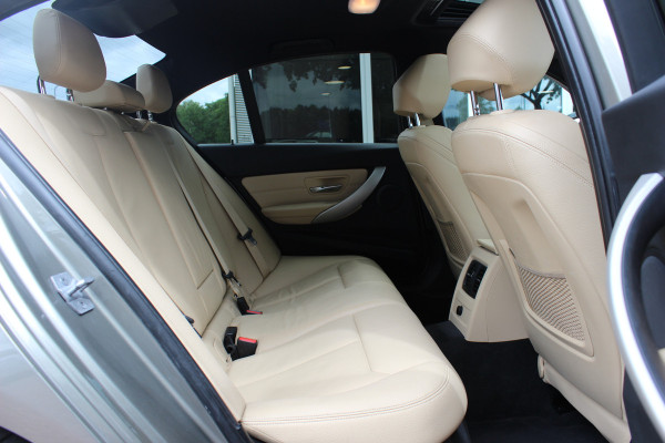 BMW 3-serie 320i Corporate Lease High Executive / Trekhaak / Schuifdak / Leder / Navigatie / Parkeerhulp V+A / 18'' / Getint glas / Stoelverwarming / Cruise Control