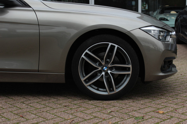 BMW 3-serie 320i Corporate Lease High Executive / Trekhaak / Schuifdak / Leder / Navigatie / Parkeerhulp V+A / 18'' / Getint glas / Stoelverwarming / Cruise Control