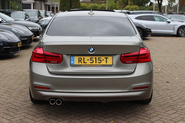BMW 3-serie 320i Corporate Lease High Executive / Trekhaak / Schuifdak / Leder / Navigatie / Parkeerhulp V+A / 18'' / Getint glas / Stoelverwarming / Cruise Control