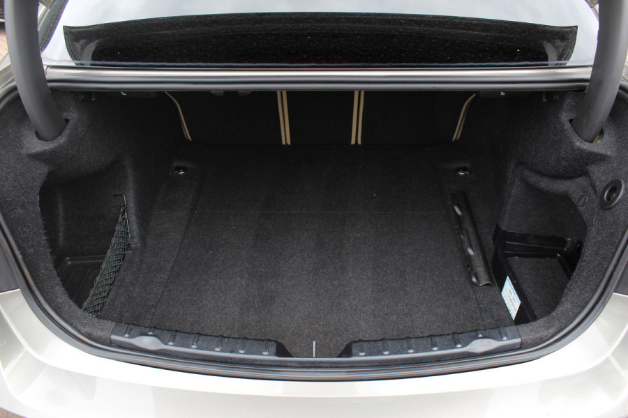 BMW 3-serie 320i Corporate Lease High Executive / Trekhaak / Schuifdak / Leder / Navigatie / Parkeerhulp V+A / 18'' / Getint glas / Stoelverwarming / Cruise Control