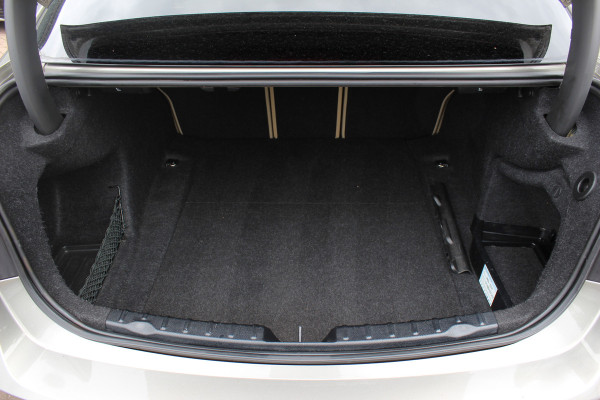 BMW 3-serie 320i Corporate Lease High Executive / Trekhaak / Schuifdak / Leder / Navigatie / Parkeerhulp V+A / 18'' / Getint glas / Stoelverwarming / Cruise Control