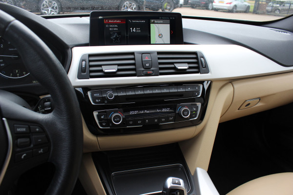 BMW 3-serie 320i Corporate Lease High Executive / Trekhaak / Schuifdak / Leder / Navigatie / Parkeerhulp V+A / 18'' / Getint glas / Stoelverwarming / Cruise Control