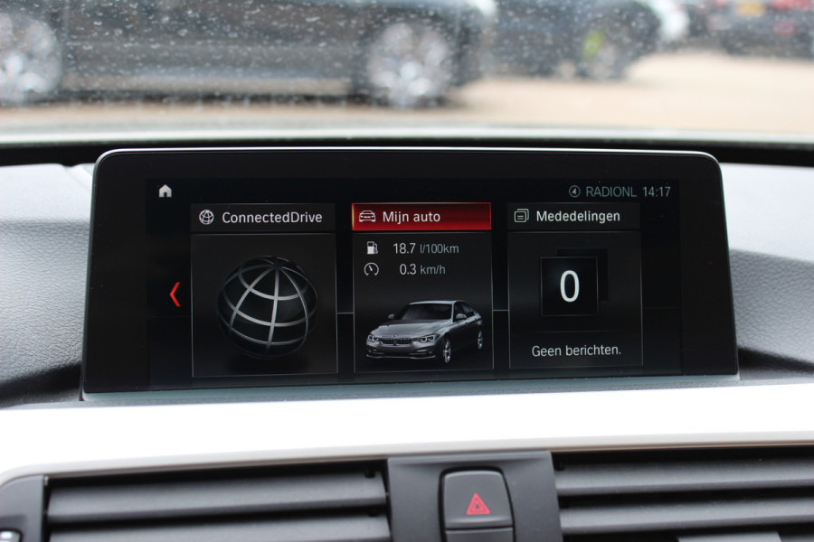 BMW 3-serie 320i Corporate Lease High Executive / Trekhaak / Schuifdak / Leder / Navigatie / Parkeerhulp V+A / 18'' / Getint glas / Stoelverwarming / Cruise Control