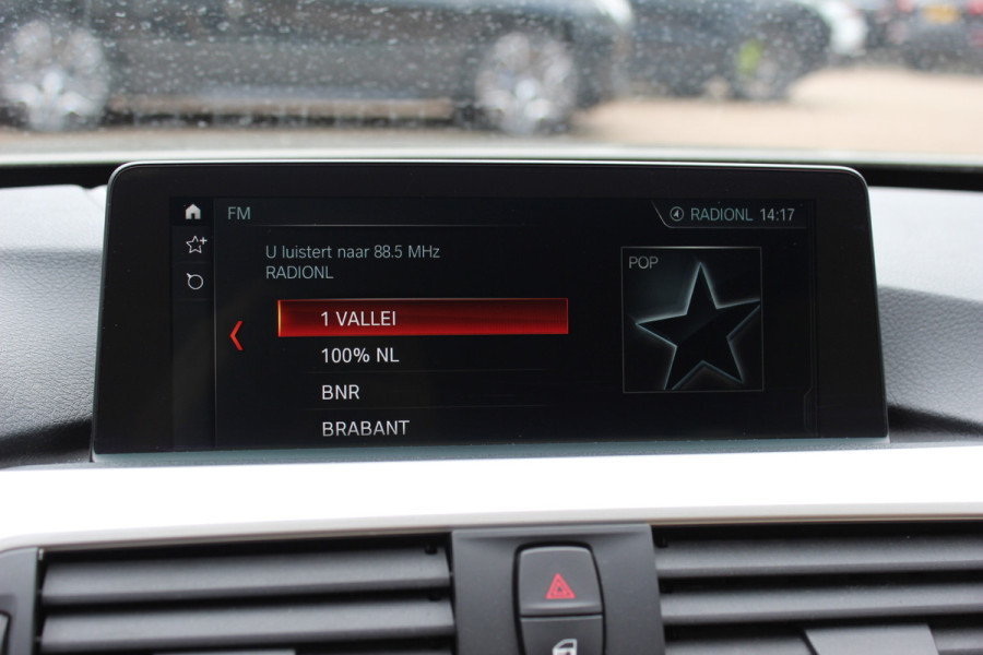 BMW 3-serie 320i Corporate Lease High Executive / Trekhaak / Schuifdak / Leder / Navigatie / Parkeerhulp V+A / 18'' / Getint glas / Stoelverwarming / Cruise Control