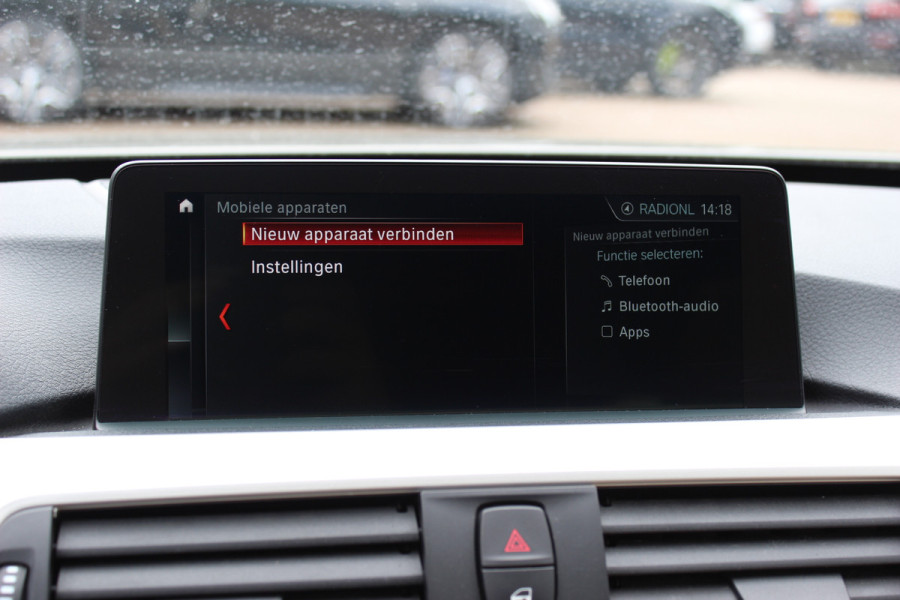 BMW 3-serie 320i Corporate Lease High Executive / Trekhaak / Schuifdak / Leder / Navigatie / Parkeerhulp V+A / 18'' / Getint glas / Stoelverwarming / Cruise Control