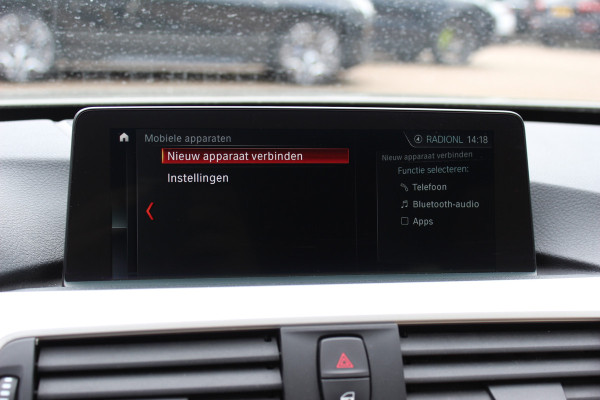 BMW 3-serie 320i Corporate Lease High Executive / Trekhaak / Schuifdak / Leder / Navigatie / Parkeerhulp V+A / 18'' / Getint glas / Stoelverwarming / Cruise Control