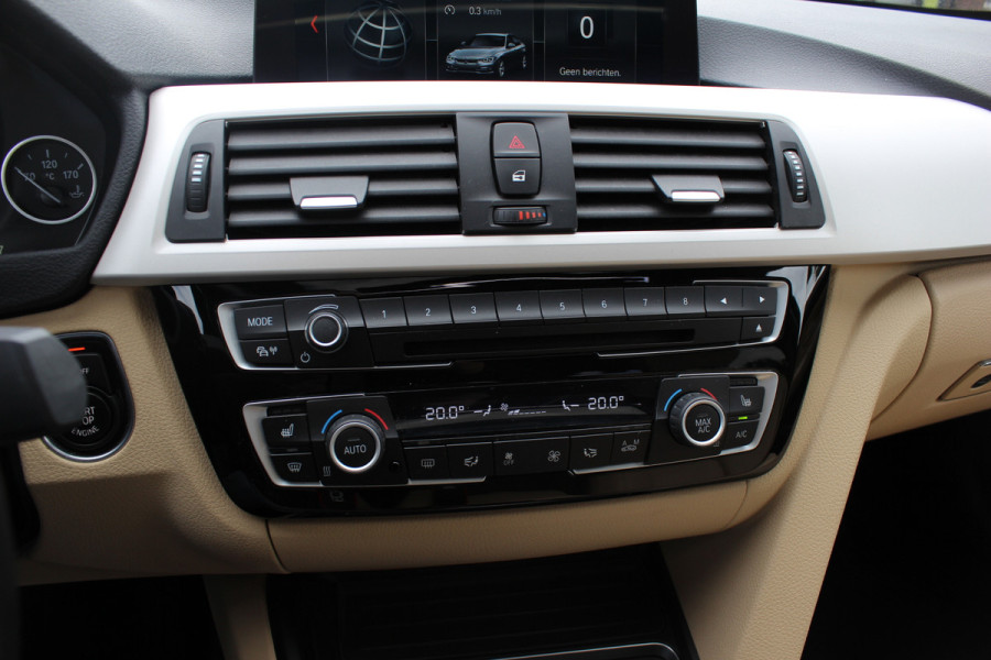 BMW 3-serie 320i Corporate Lease High Executive / Trekhaak / Schuifdak / Leder / Navigatie / Parkeerhulp V+A / 18'' / Getint glas / Stoelverwarming / Cruise Control