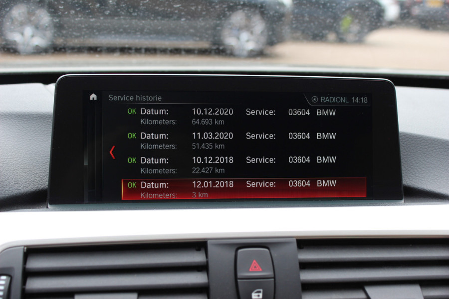 BMW 3-serie 320i Corporate Lease High Executive / Trekhaak / Schuifdak / Leder / Navigatie / Parkeerhulp V+A / 18'' / Getint glas / Stoelverwarming / Cruise Control
