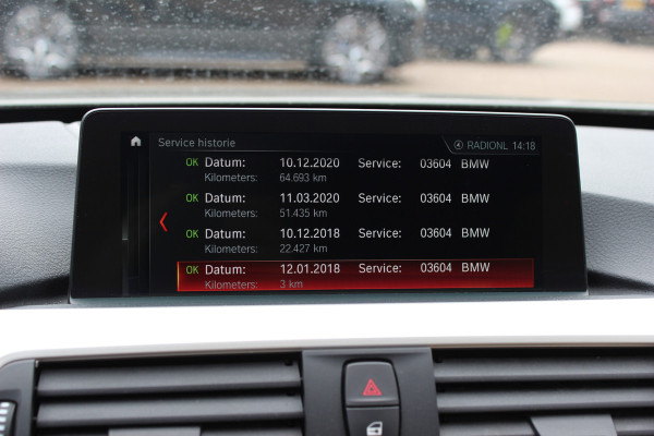 BMW 3-serie 320i Corporate Lease High Executive / Trekhaak / Schuifdak / Leder / Navigatie / Parkeerhulp V+A / 18'' / Getint glas / Stoelverwarming / Cruise Control