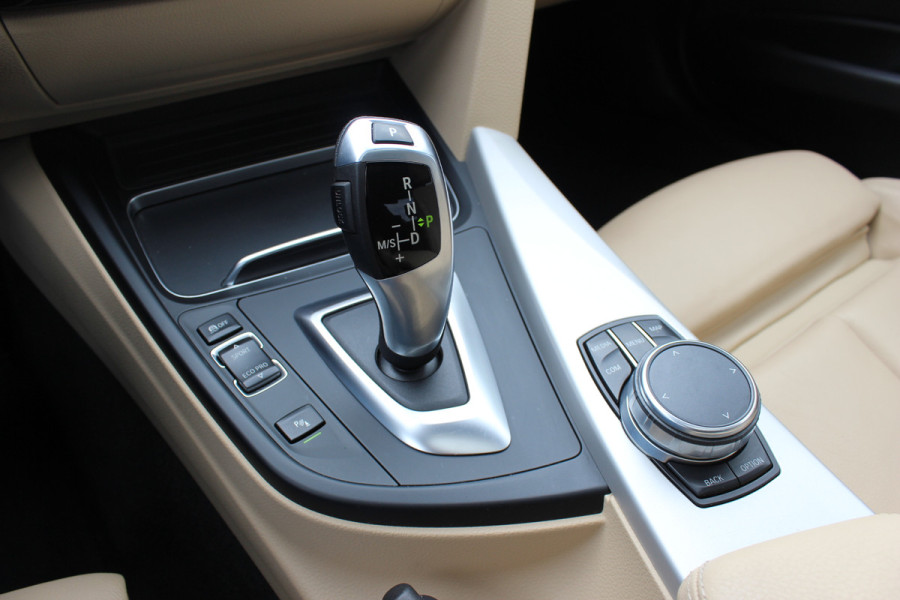 BMW 3-serie 320i Corporate Lease High Executive / Trekhaak / Schuifdak / Leder / Navigatie / Parkeerhulp V+A / 18'' / Getint glas / Stoelverwarming / Cruise Control